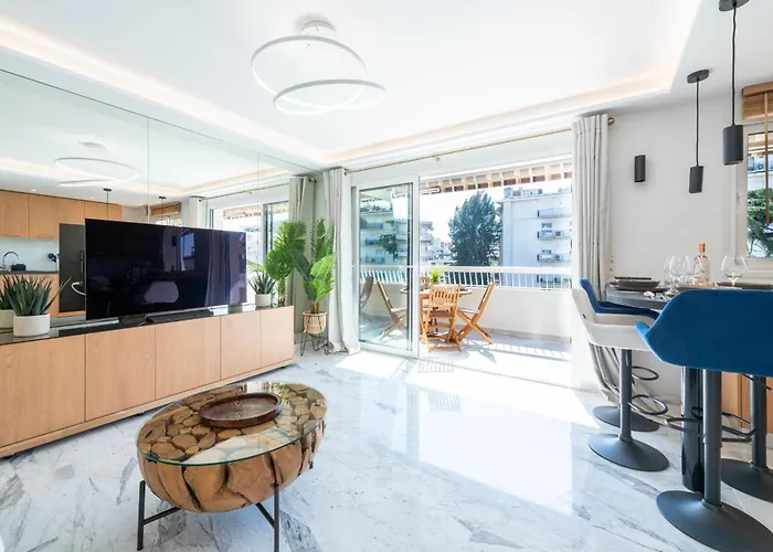 Spacious 1-Br Apartment With Terrace Heart Of Cannes
