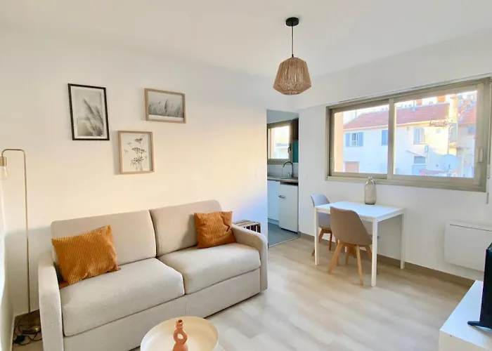Excellent Emplacement: Plein Coeur De Ville, Croisette Et Rue D\'Antibes