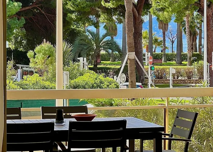 Luxurious 2-Bedroom Pointe Croisette, Sea View, Private Parking