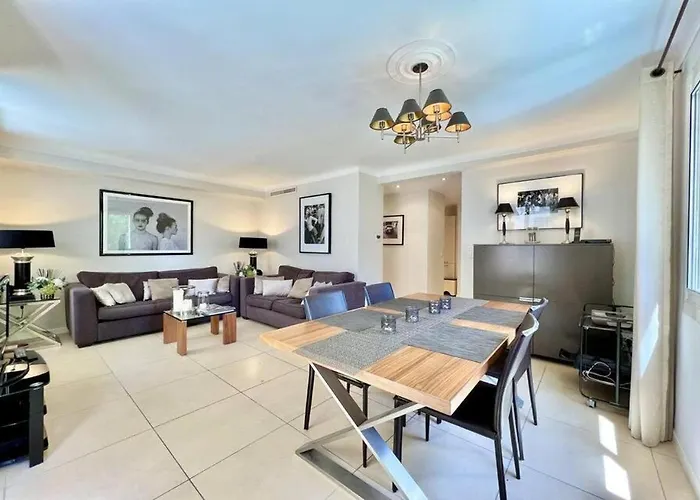 Appartement De Deux Chambres A Coucher Pres De La Croisette A Cannes