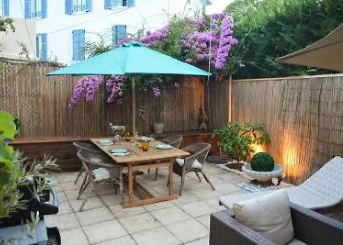 Lovely Light 2 Bedroomed Apartment In Cannes Is An Easy To The Palais And The Beaches Of Cannes 1895
