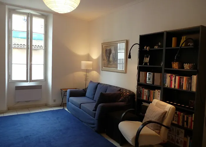 Two Bed Apt In The Heart Of Cannes Old Town Easy Walking Distance From The Palais And Beaches 785