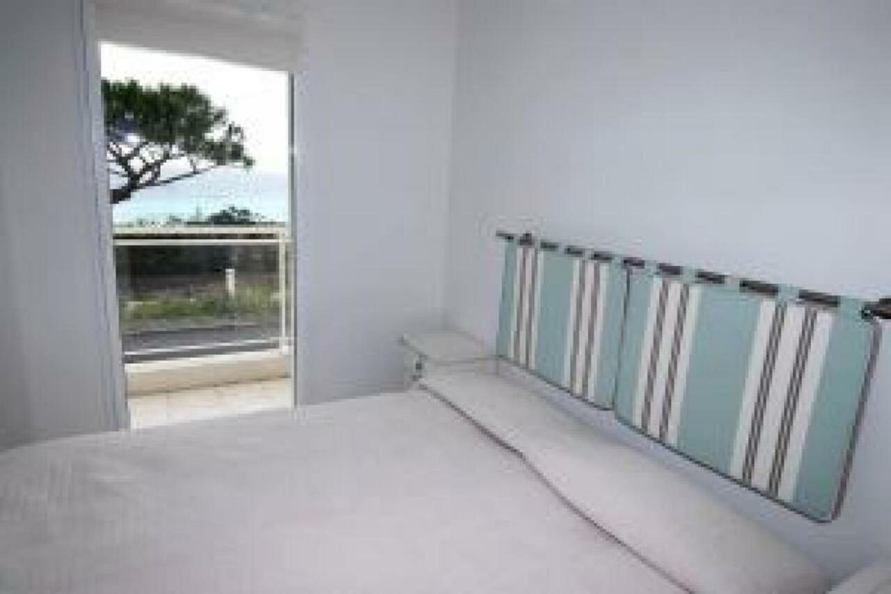 Apartamento Seafront Haven: Modern 2-bed With Pool