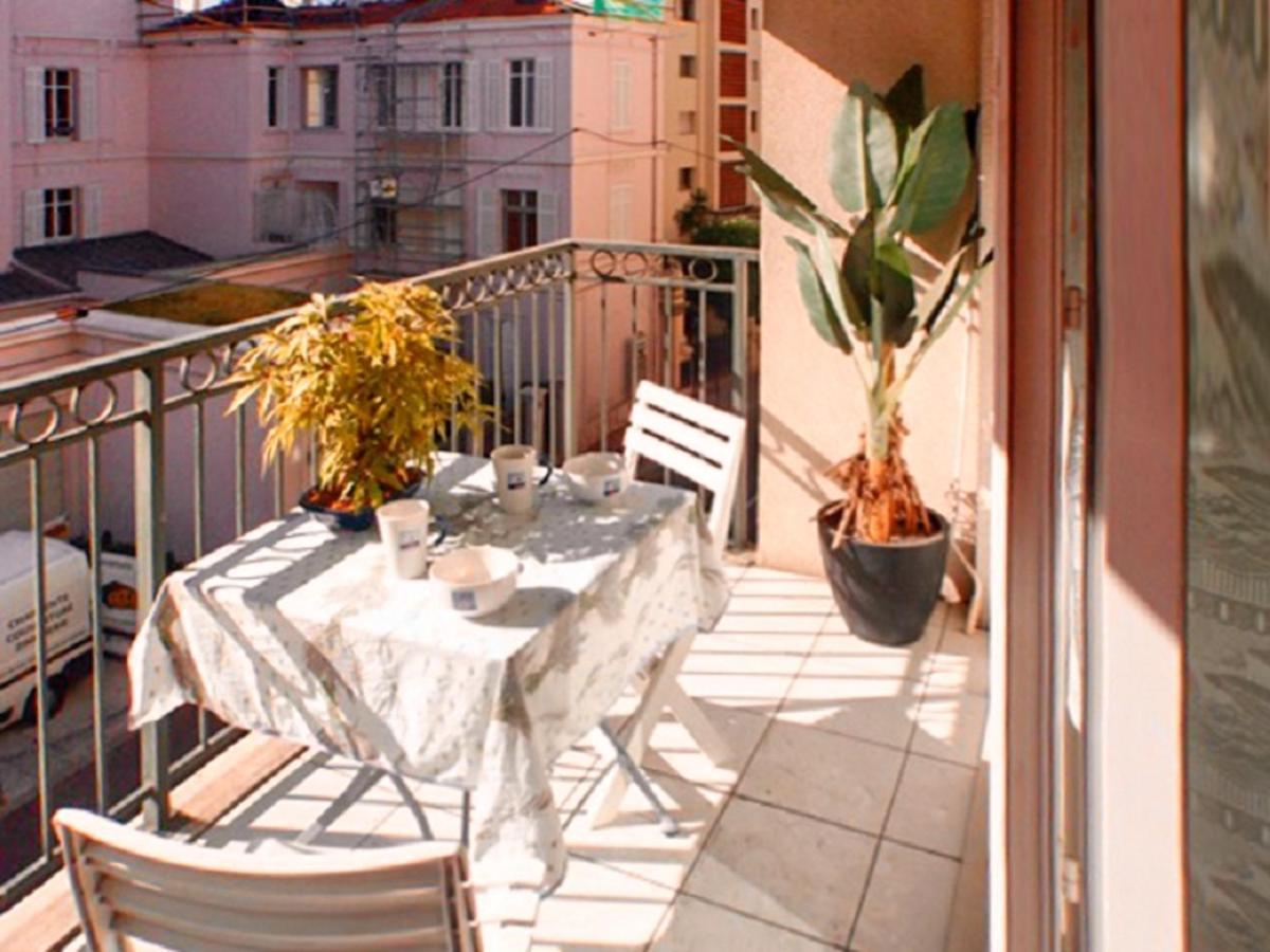D'une A A 300 M De La Avec Vue Sur La Balcon Et Wifi Appartement