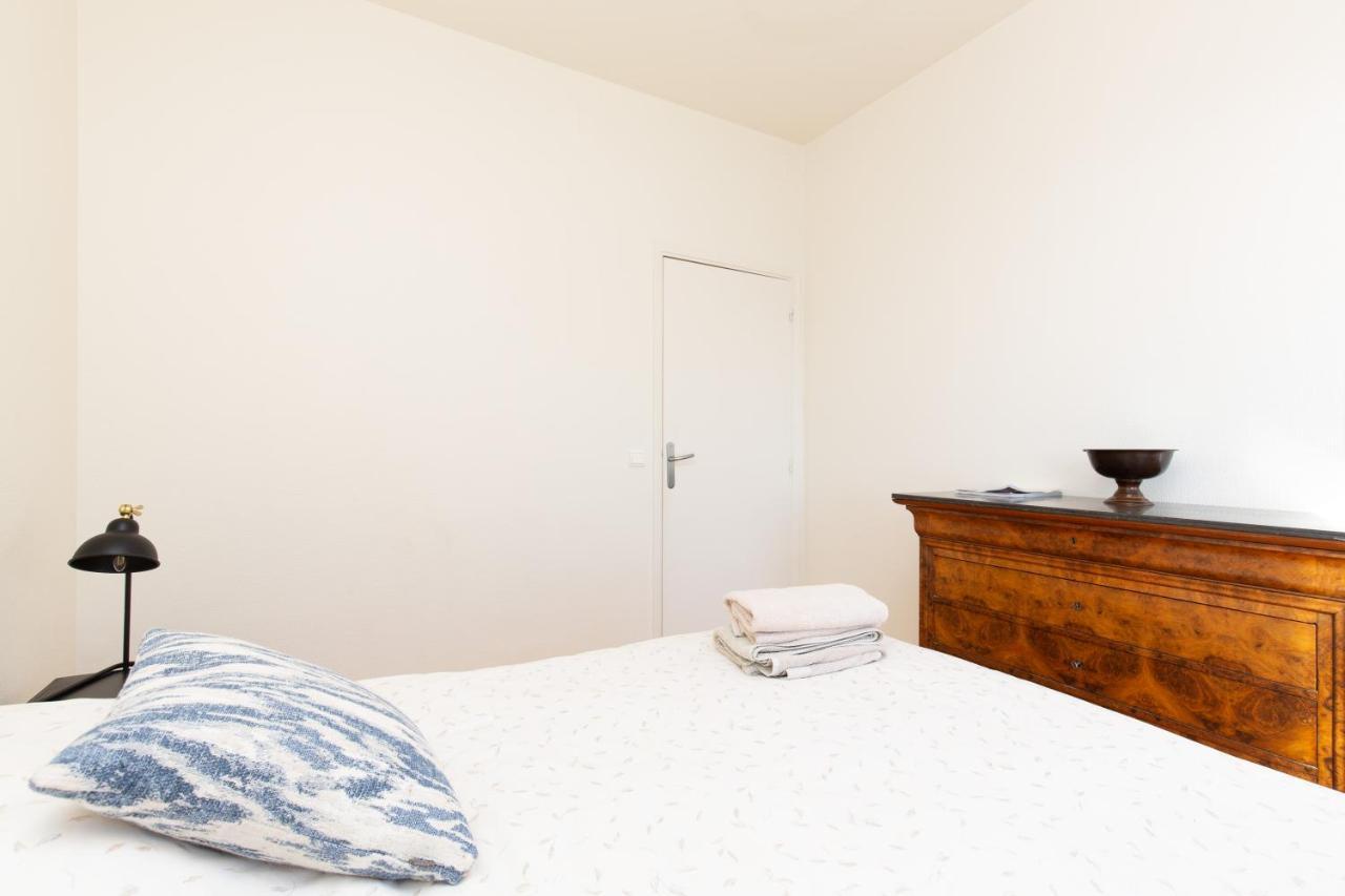 Violet, Bord De Apartment