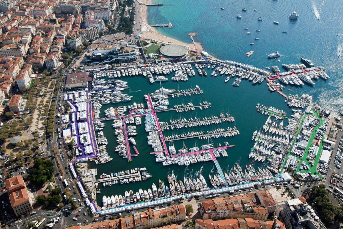 Romantic And New In The Famous Rue Meynadier In The Supercentre Of Cannes