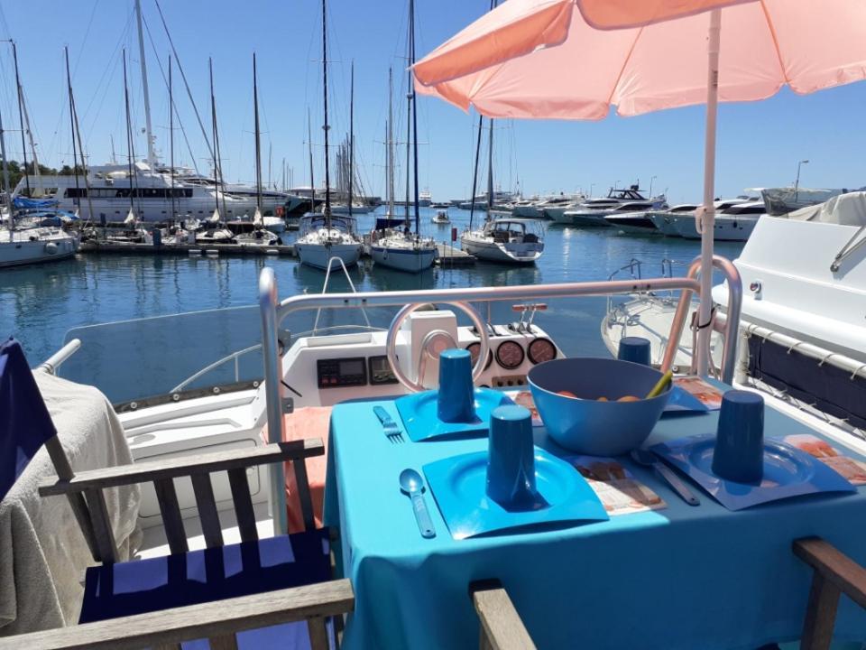 Botel Ferretti 36 ' Bateau A Quai Vieux-port Festival La Croisette *