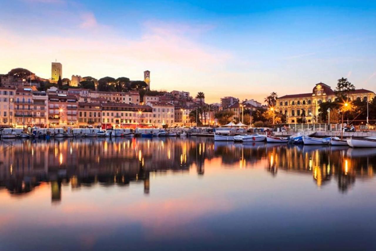 D'une A A 300 M De La Avec Vue Sur La Balcon Et Wifi Appartement Cannes