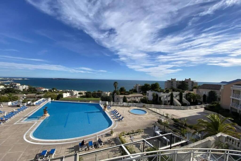C021 Lumineux Avec Terrasse Et Piscine