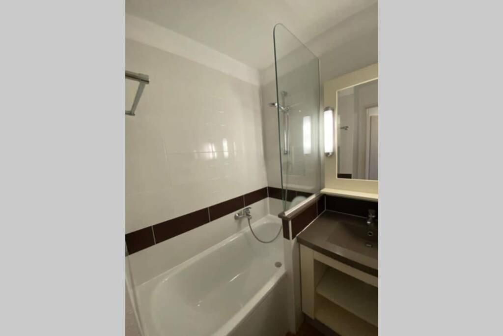 C021 Lumineux Avec Terrasse Et Piscine Appartement *