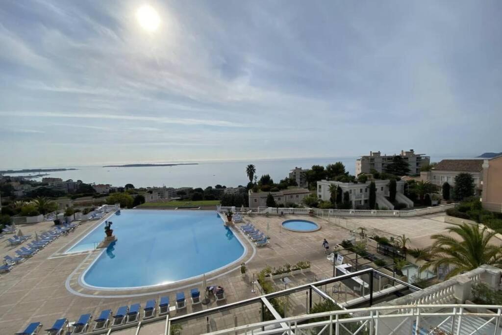 C021 Lumineux Avec Terrasse Et Piscine * Cannes