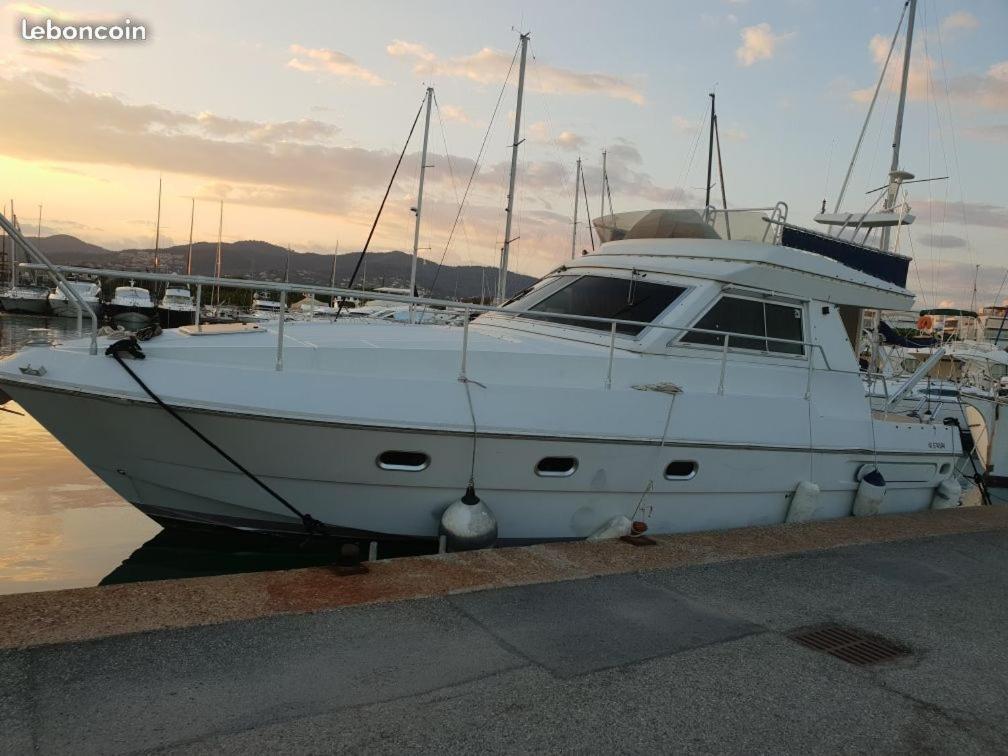 Botel Ferretti 36 ' Bateau A Quai Vieux-port Festival La Croisette Cannes