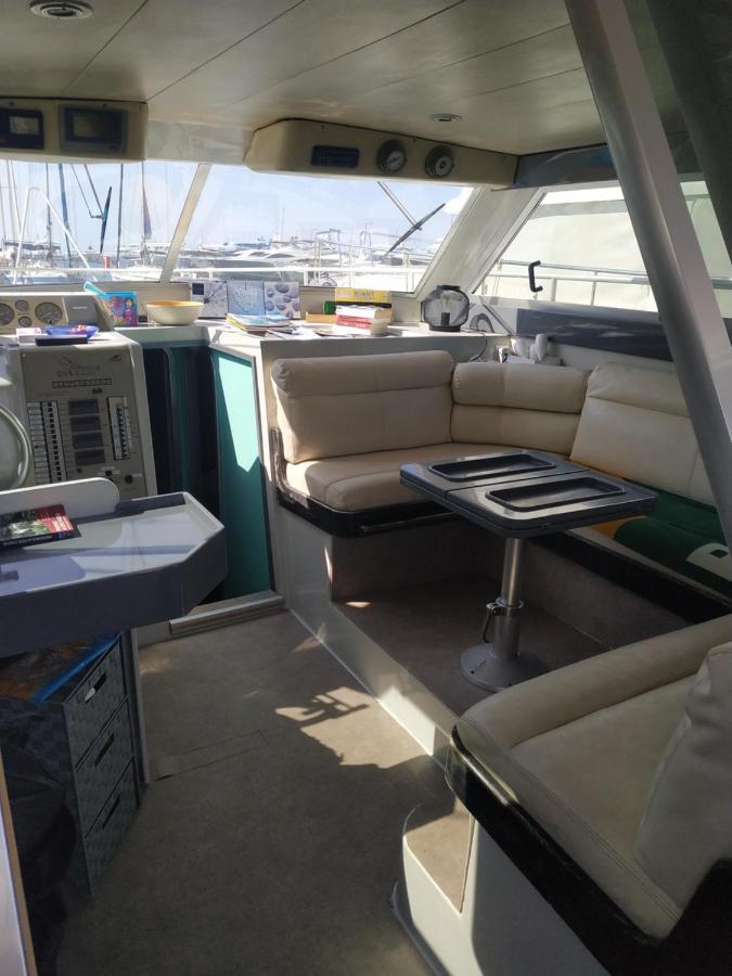 Ferretti 36 ' Bateau A Quai Vieux-port Festival La Croisette