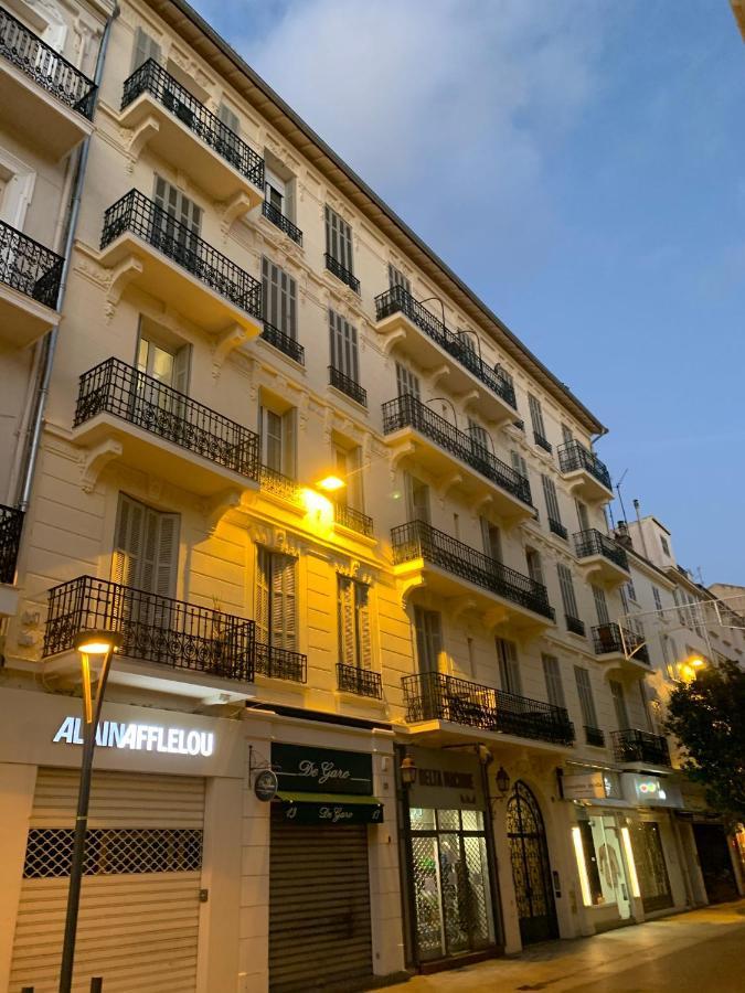 Superbe 3 Pieces Refait A Neuf Classe 4 Etoiles Avec Ascenseur Et Balcon A Pied De La Et Du Palais Des Festivals