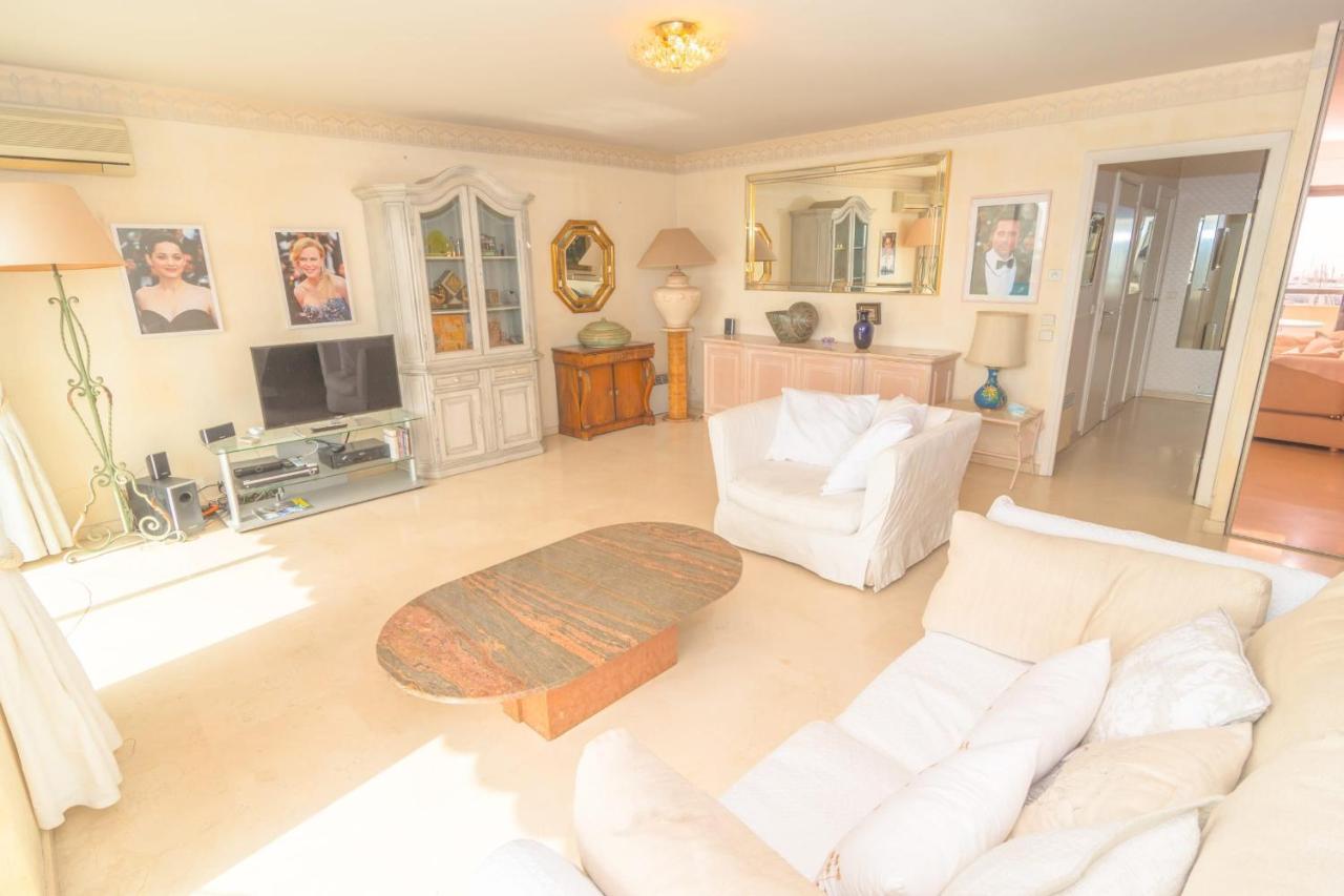 Apartment Sea View Comfort: 3-bedroom Balcony Retreat *