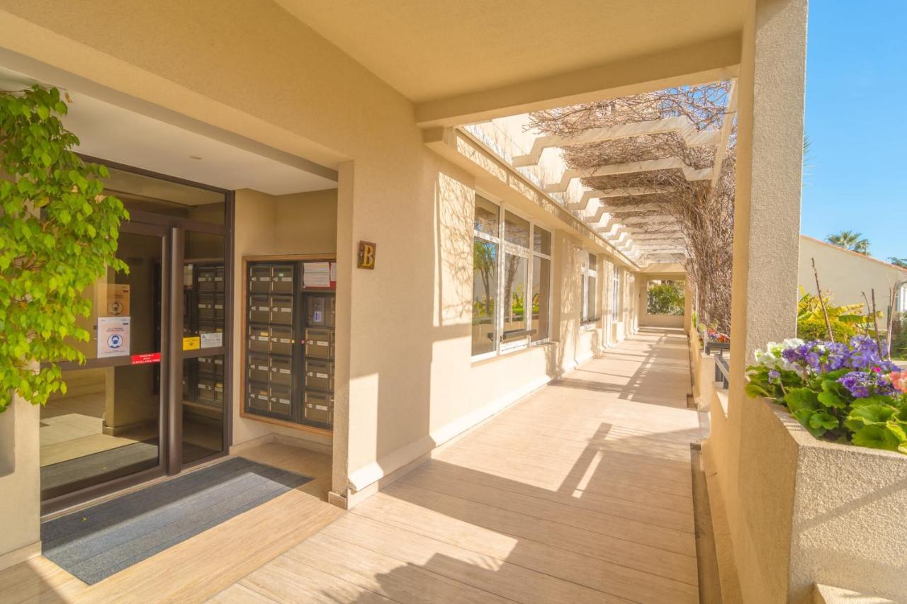 Sea View Comfort: 3-bedroom Balcony Retreat *
