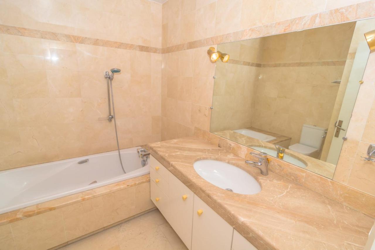 Apartment Sea View Comfort: 3-bedroom Balcony Retreat *