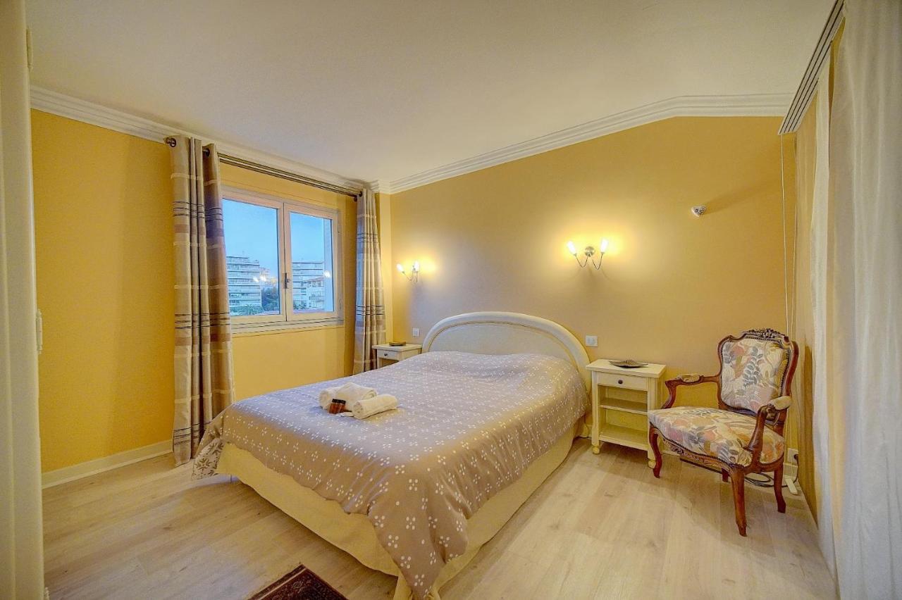 Superbe Duplex Idealement Situe Proche Plages Avec Grande Terrasse Vue Port !l A1b59 *