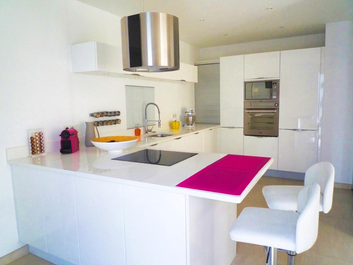 Beautiful And Spacious With A Lovely Garden Apartment