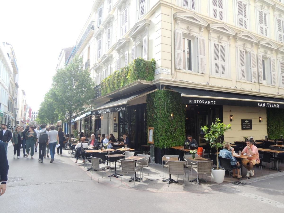 Totolulu Yellow Corner * Cannes