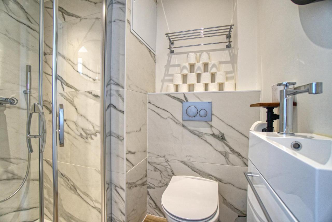 Apartment Superbe 3 Pieces Refait A Neuf Classe 4 Etoiles Avec Ascenseur Et Balcon A Pied De La Et Du Palais Des Festivals Cannes