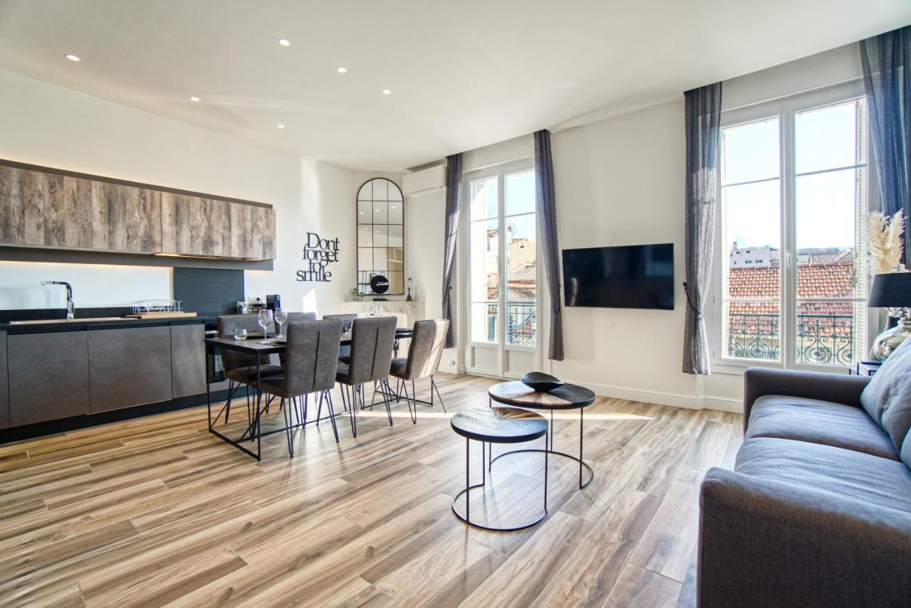 Superbe 3 Pieces Refait A Neuf Classe 4 Etoiles Avec Ascenseur Et Balcon A Pied De La Et Du Palais Des Festivals * Cannes