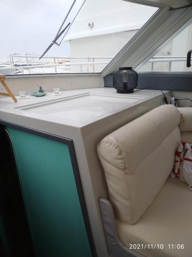 Botel Ferretti 36 ' Bateau A Quai Vieux-port Festival La Croisette