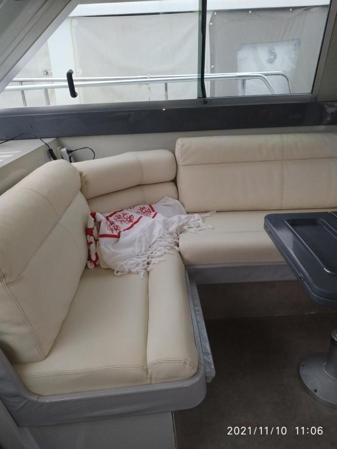 Ferretti 36 ' Bateau A Quai Vieux-port Festival La Croisette Cannes