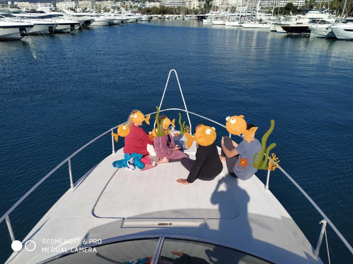 Botel Ferretti 36 ' Bateau A Quai Vieux-port Festival La Croisette