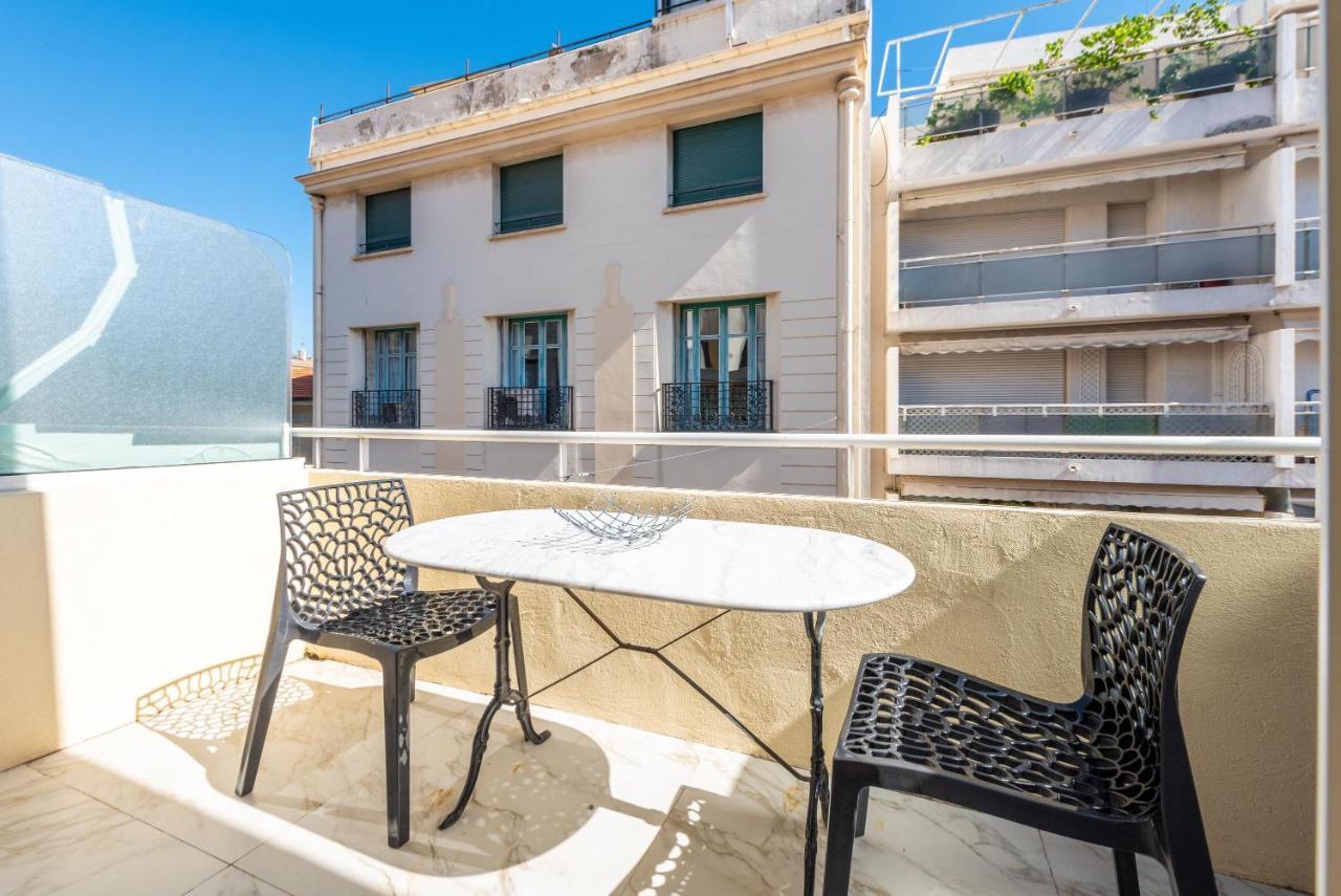 Large - 50m - Terrace Sea View