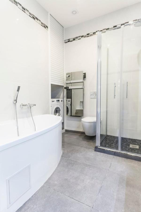 Close Croisette-modern-a/c-congress-beaches * Cannes