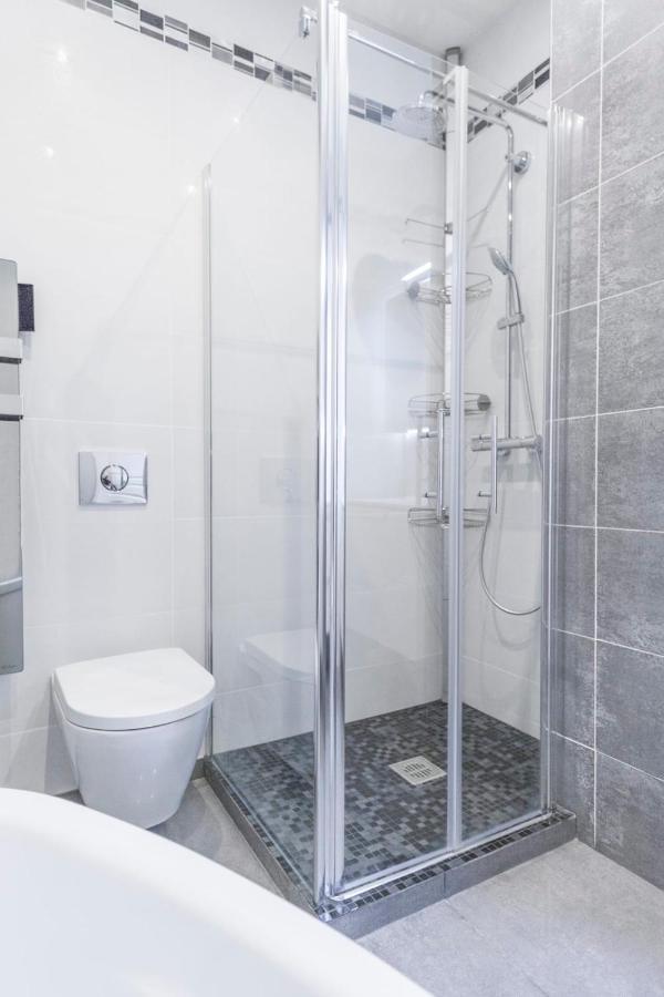 Close Croisette-modern-a/c-congress-beaches *