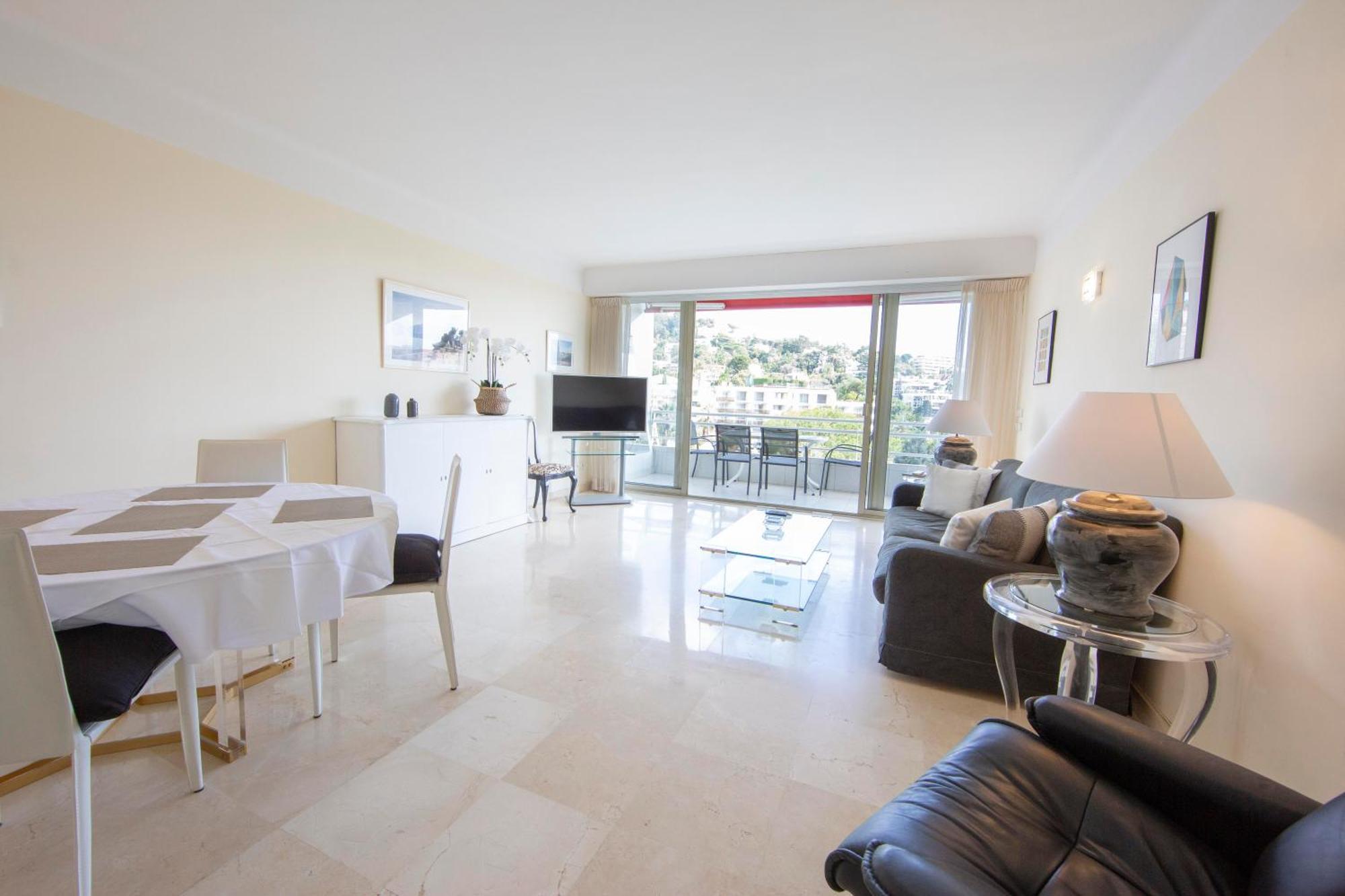 Entierement Equipe De 105 M2 Avec Vue Et Collines * Cannes