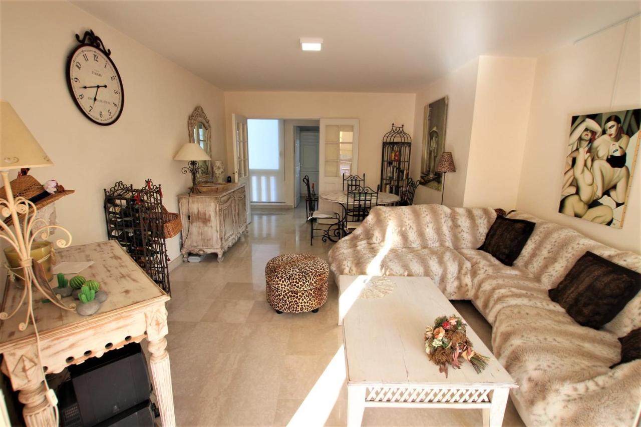 2 Bedrooms2 Bathroomsterrace Equipped In Palm Area Apartment