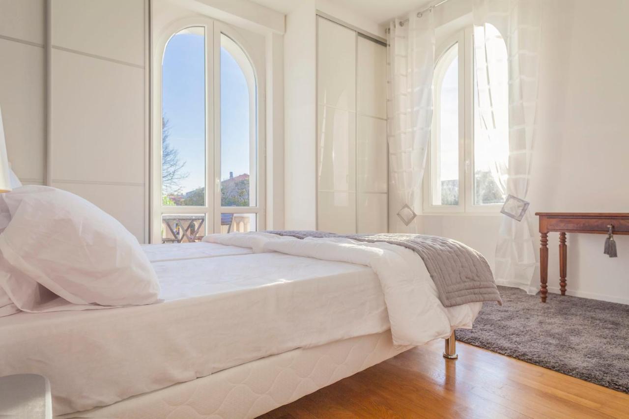 Close Croisette-modern-a/c-congress-beaches Cannes