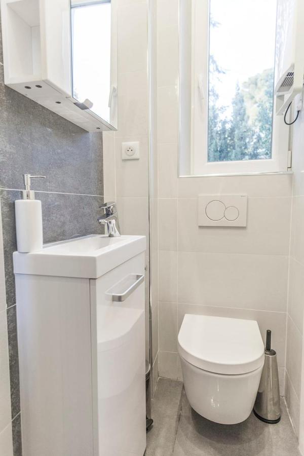 Close Croisette-modern-a/c-congress-beaches *