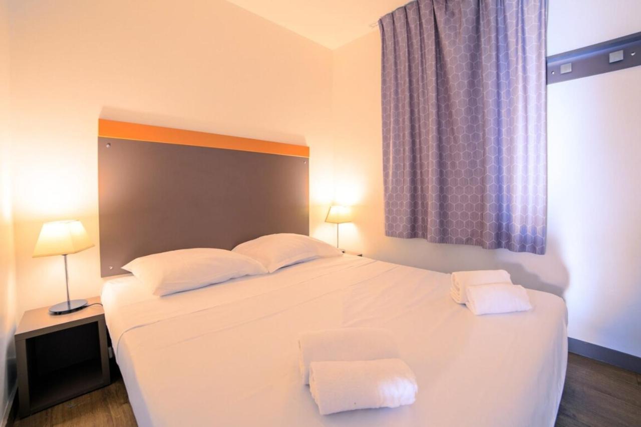 Apartment Air Conditioned With Furnished Terrace Swimming Pool & Parking