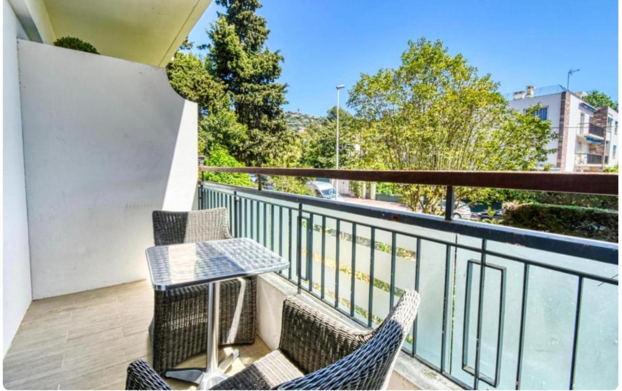 Superbe Lumineux Sur Avec Terrasse ! A Quelques Minutes De La Celebre Rue D'antibes ! *