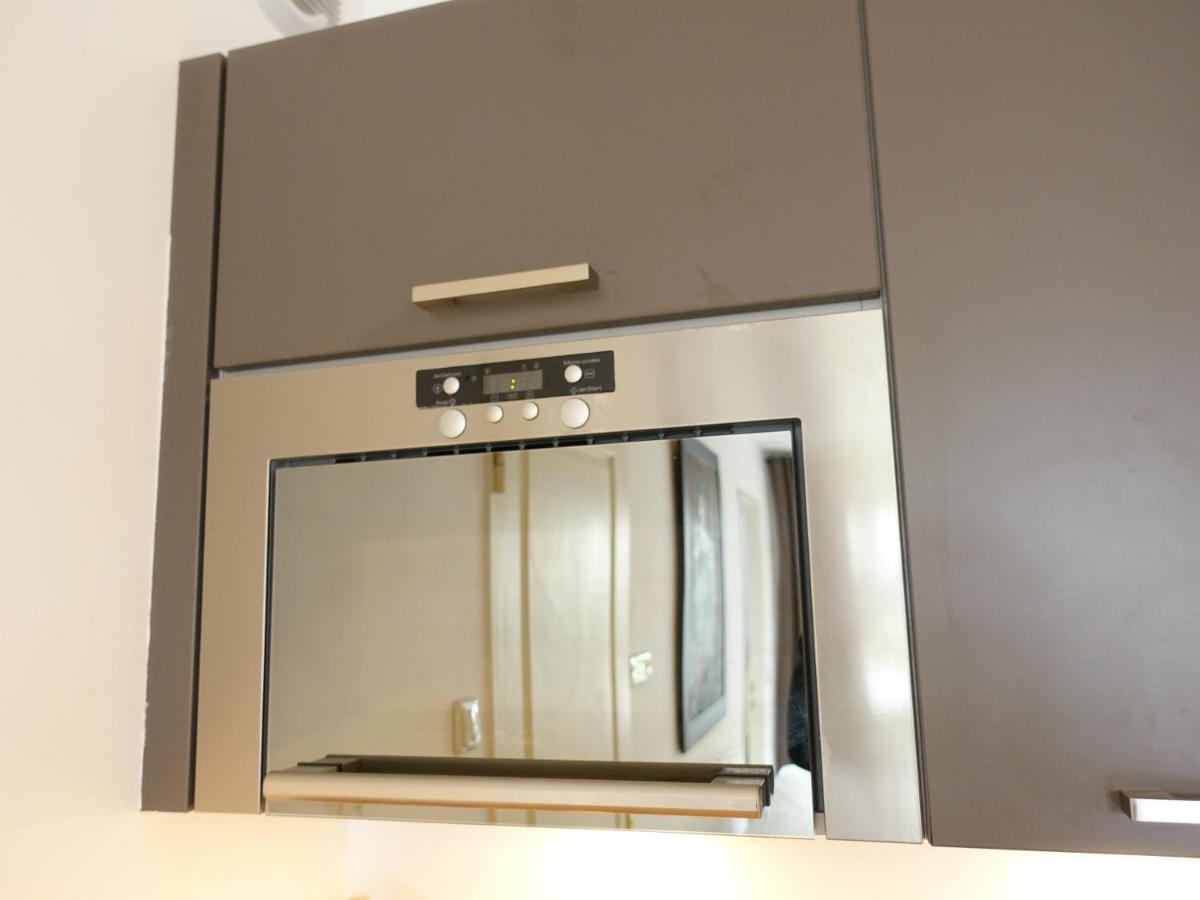 Lovely With Balcony 5min Train Station Apartment *