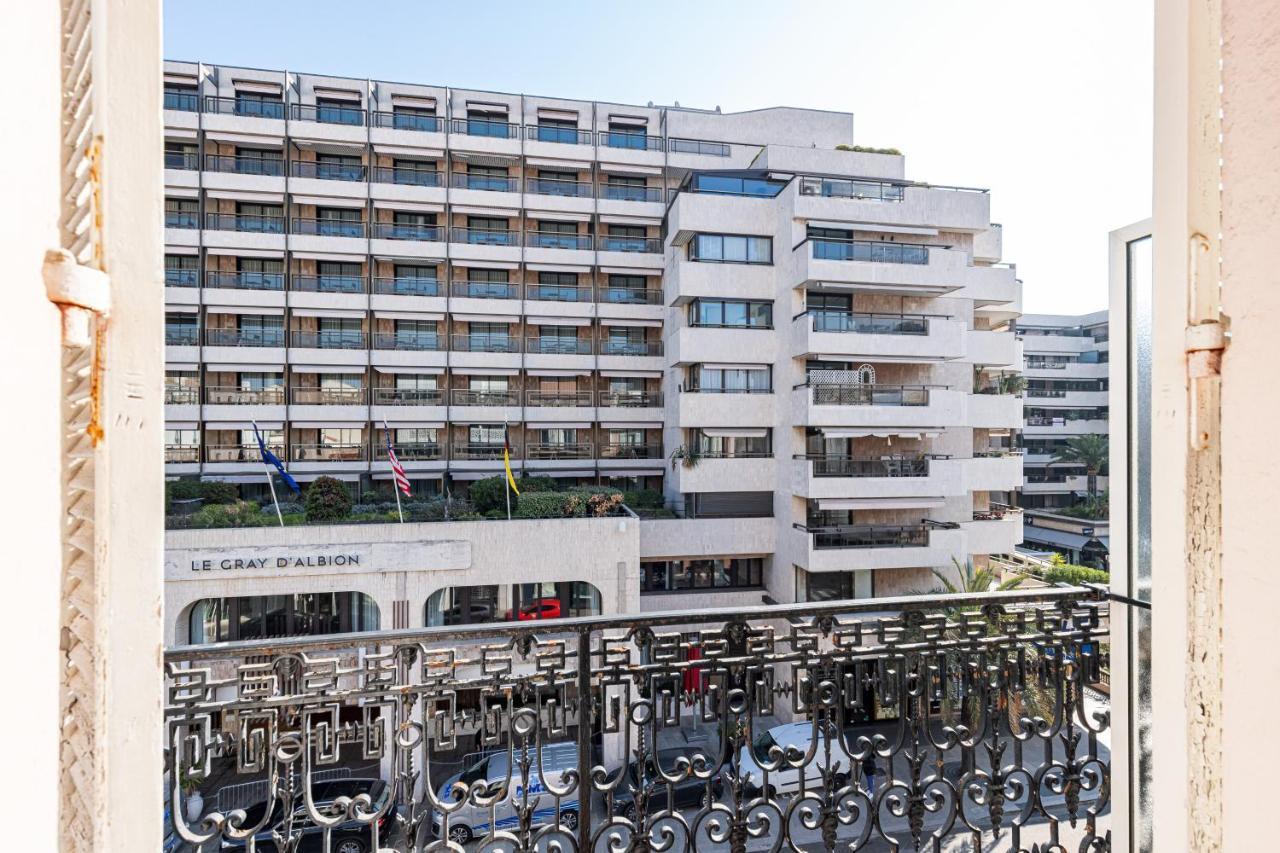 Modern Waikiki Hotel