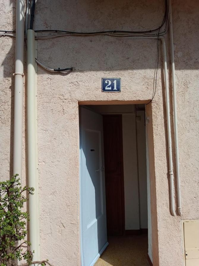 Proche Du Palais Des Festivals Et De La Plage-petits Prix Car Ménage Fait Par Le Voyageur Appartement *