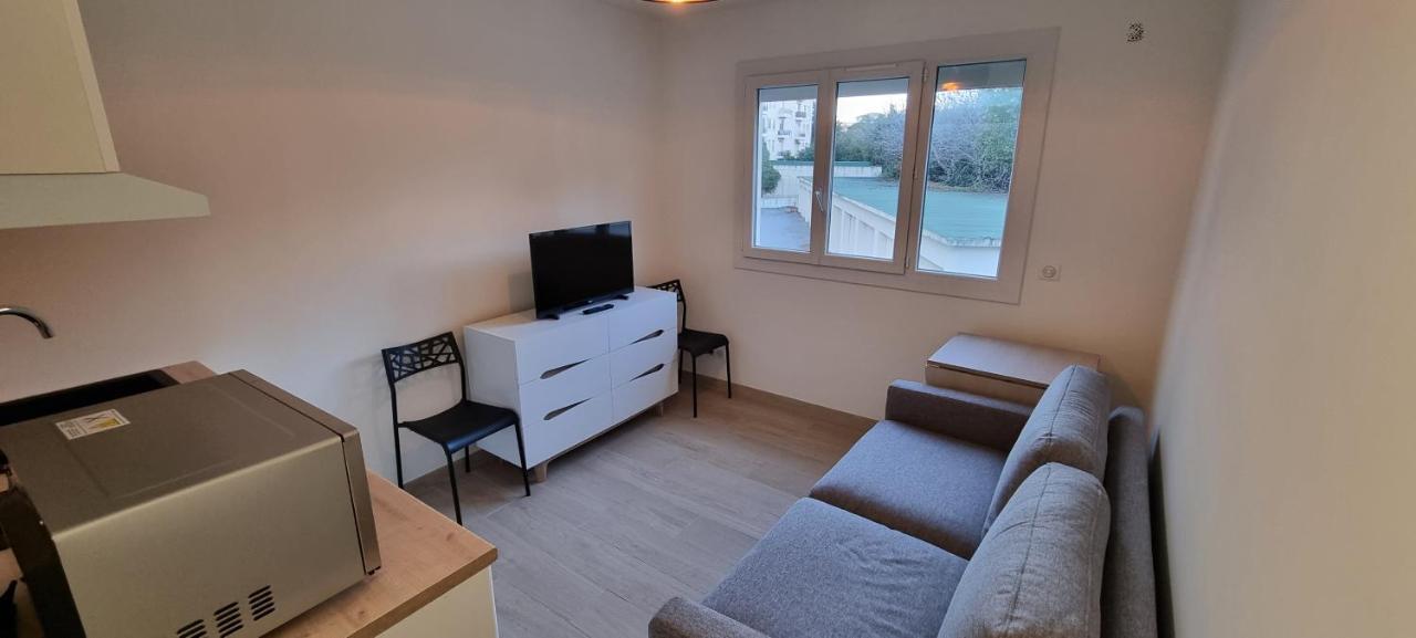 Studette Derriere Martinez Appartement *