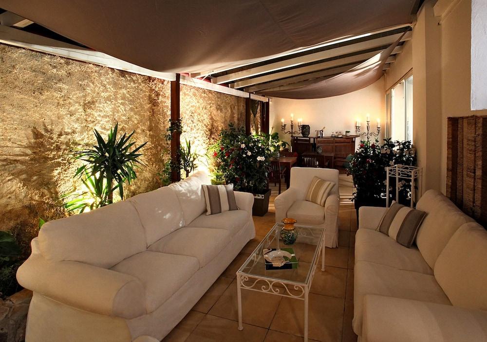Palm Hotel