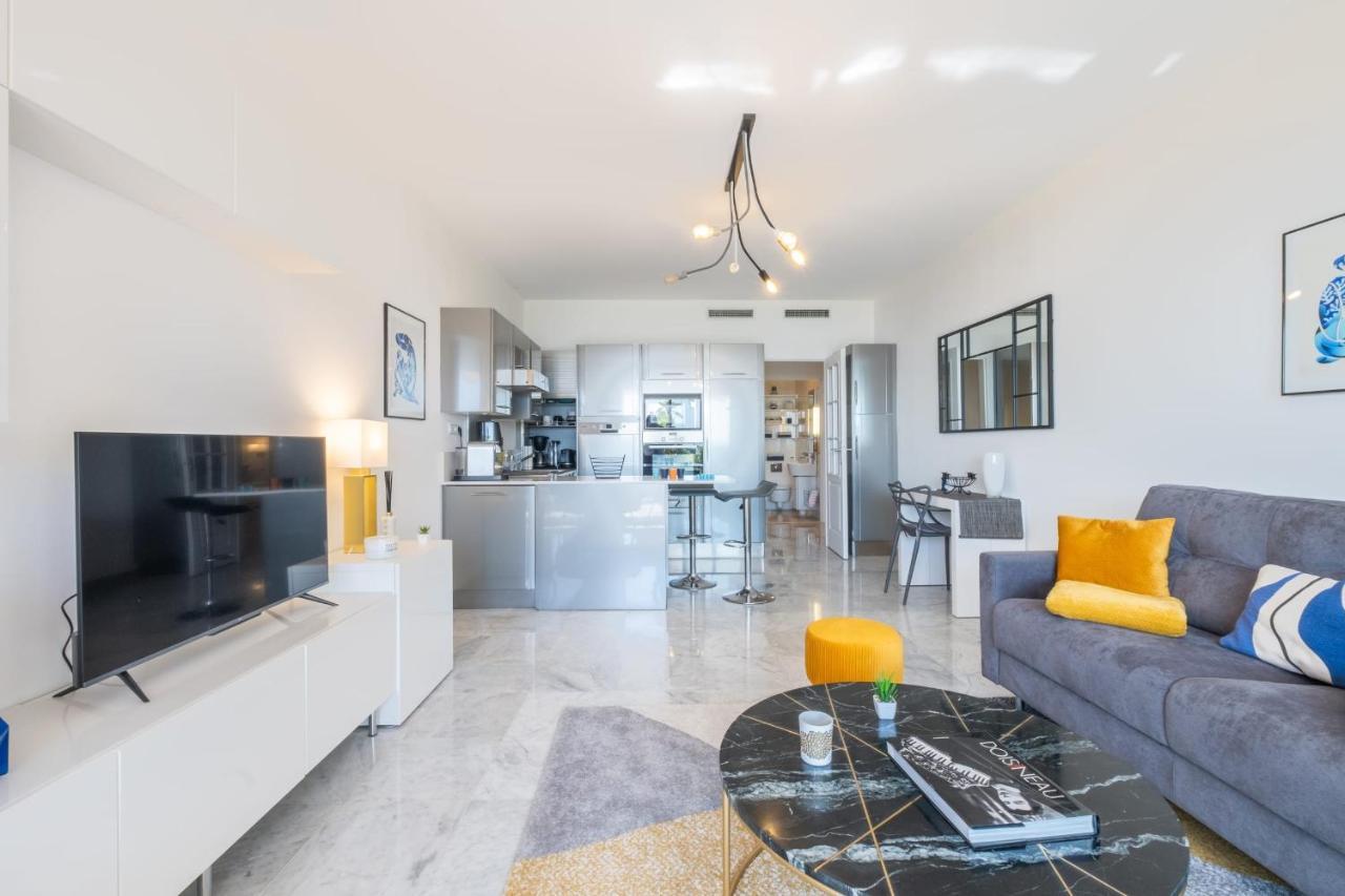 Rare! Exquisite 2-bd Facing The Sea Apartment