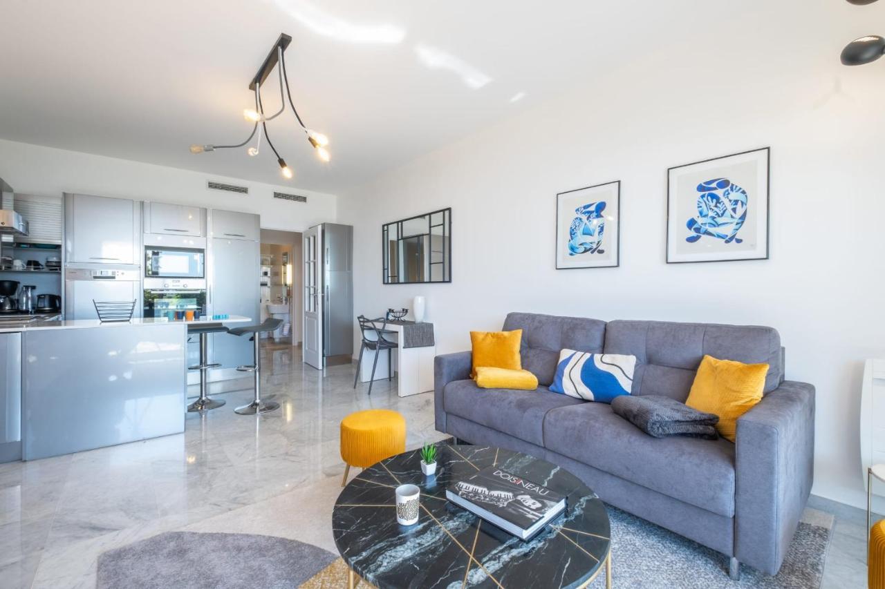 Rare! Exquisite 2-bd Facing The Sea Apartment *
