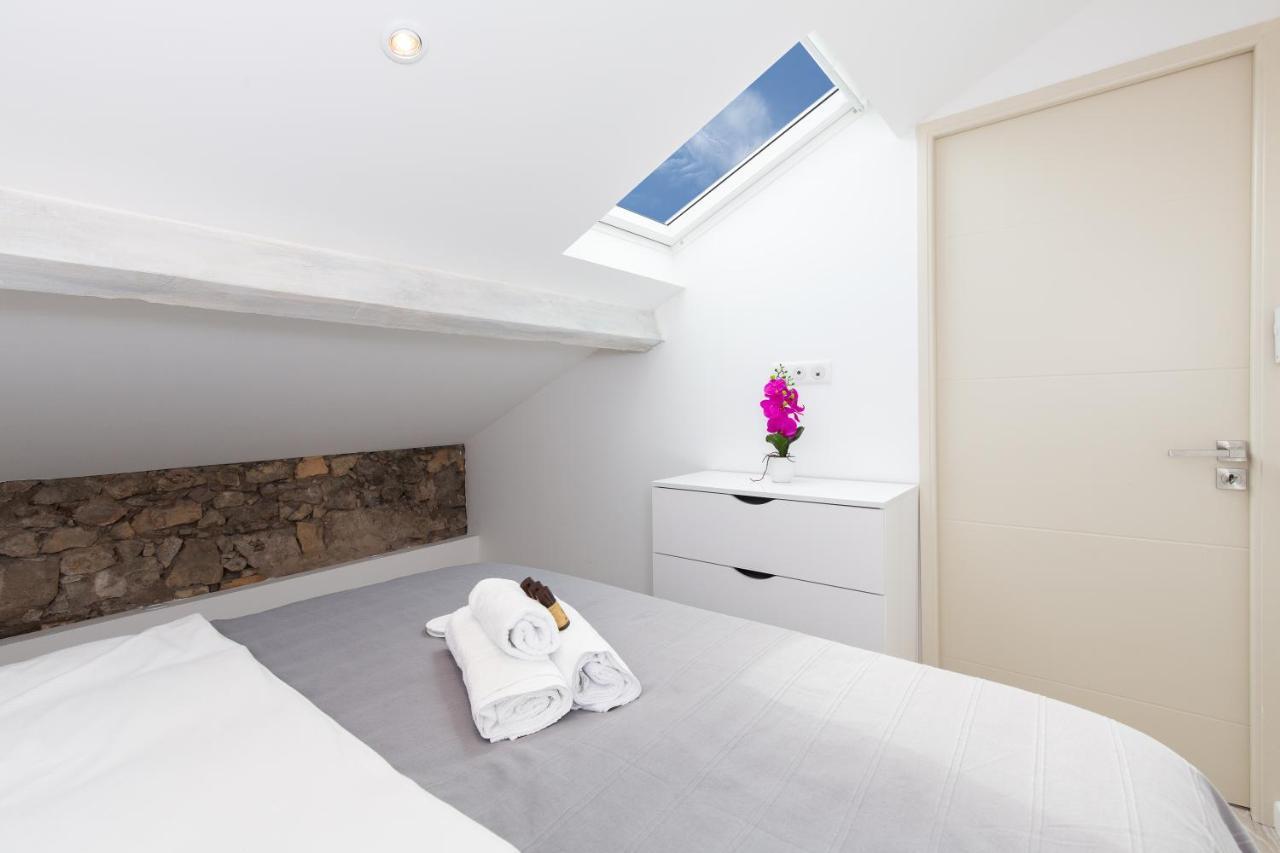 Anzur Yourhosthelper * Cannes