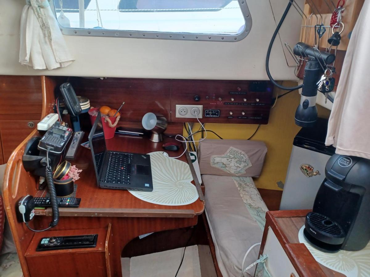 : Nuit Insolite Superbe Voilier A Quai Botel Cannes