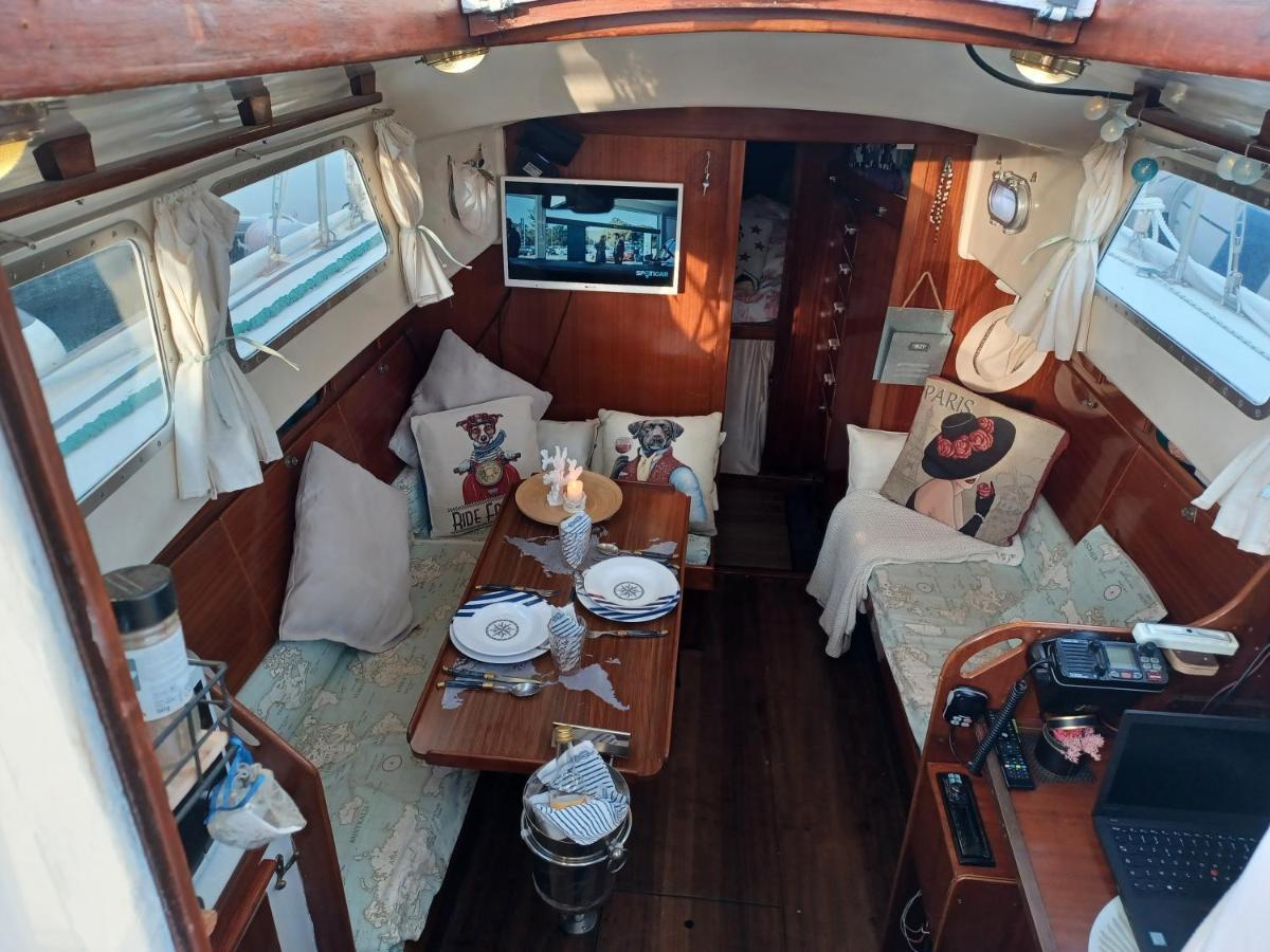 Botel : Nuit Insolite Superbe Voilier A Quai