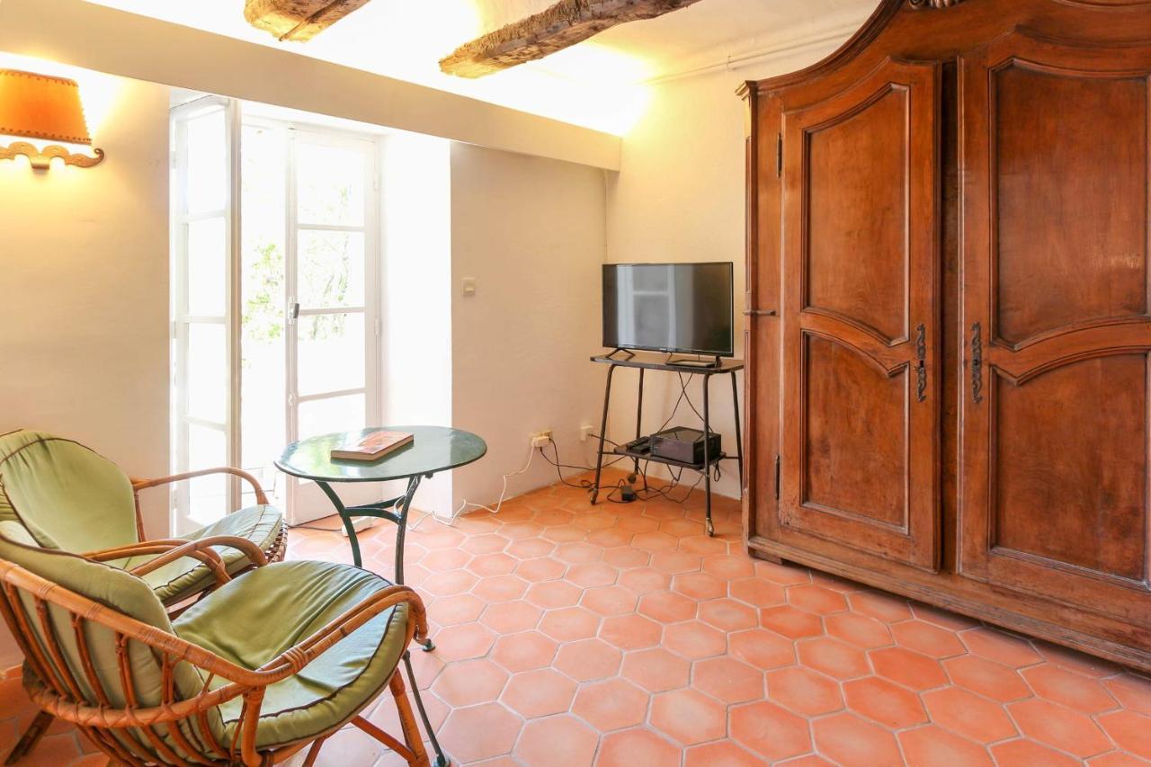 In A Beautiful Quiet Parking - Benakey Apartment *
