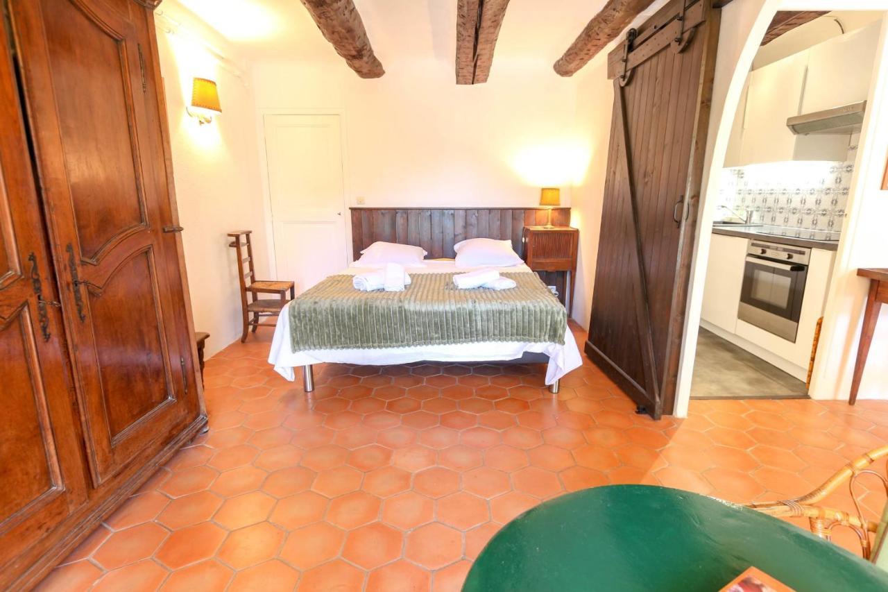 In A Beautiful Quiet Parking - Benakey Apartment *